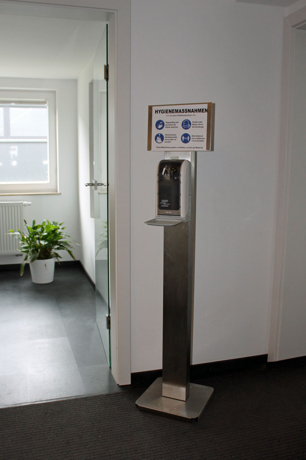 Edelstahlsäule mit Sensor Händedesinfektion Spender Diskretion bitte Abstand halten